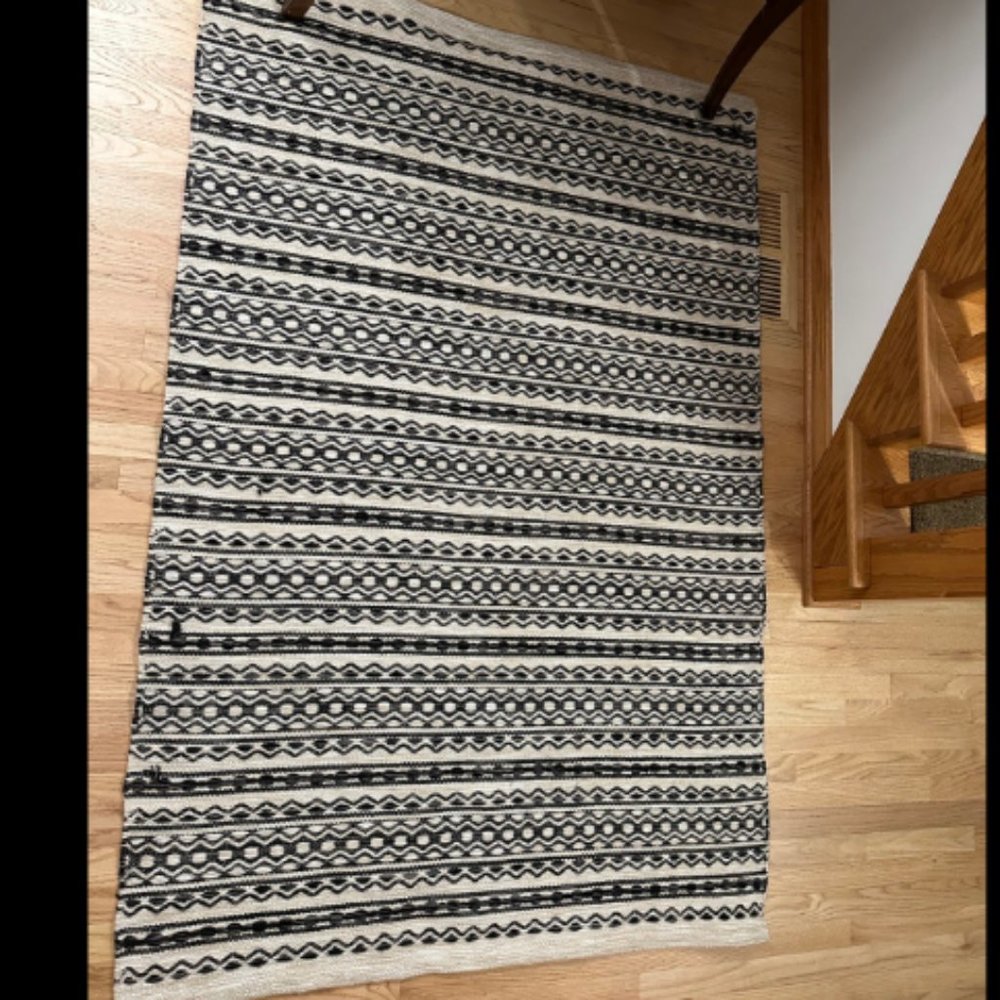 4 x 6 black and cream rug